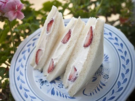 Although strawberry and cream sandwiches only appeared in the early Showa Era (1926-89), it’s so popular that several wagashi (traditional Japanese confectionery) makers around the country claim that they invented it. The most popular type of Christmas cake is a sponge cake and whipped cream layer cake with fresh strawberries called, somewhat confusingly, a “strawberry shortcake,” even though it differs from the cake. Sandwiches Ideas, High Tea Sandwiches, Vintage High Tea, High Tea Food, Cream Cheese Sandwiches, Easy Sandwich, Tea Party Sandwiches, Tea Sandwiches Recipes, Afternoon Tea Recipes