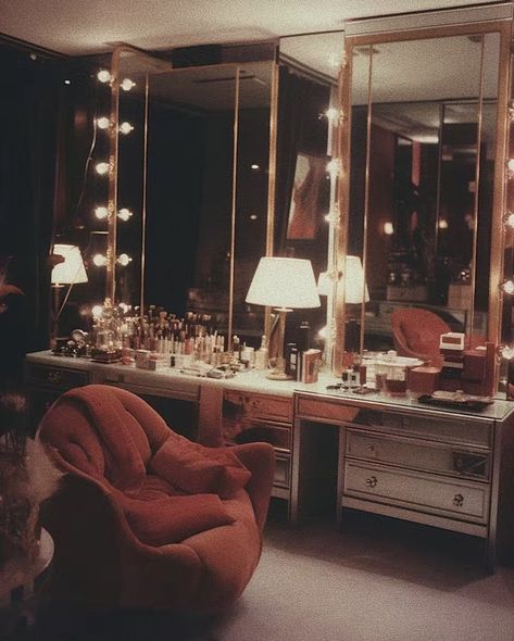 80s Nyc Aesthetic, 1920s New York Apartment, Vintage New York Apartment, Old Hollywood Vanity, Bars In Soho London, Penthouse Apartment Aesthetic, Industrial Penthouse, Nyc Apartment Aesthetic, 1920s Apartment