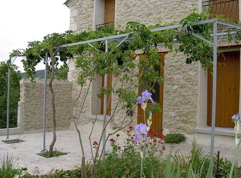 Pergolas peinte pour vigne - Marconnet Pergola And Decking, Front Pergola, Iron Pergola, Pergola Metal, Pergola Deck, Wall Mounted Pergola, Steel Pergola, Santa Margherita, Patio Pergola