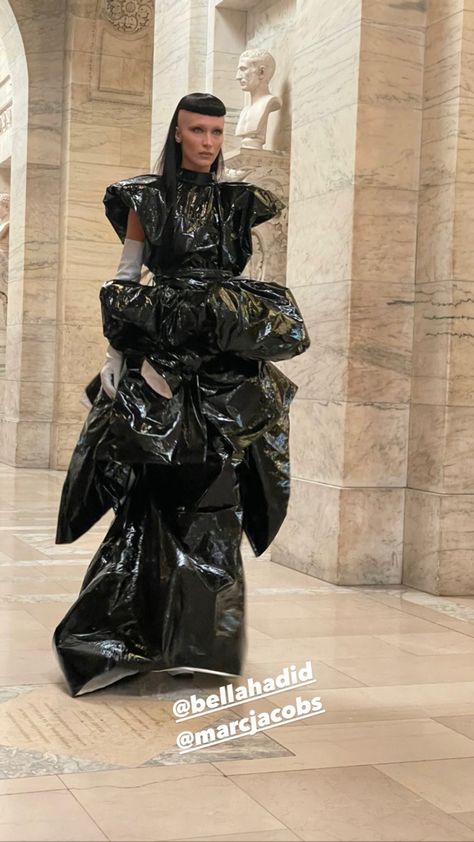 Marc Jacobs Fall 2022, Anything But Clothes Party, Trash Clothing, Trash Bag Dress, Anything But Clothes, Plastic Outfit, Trash Fashion, Recycled Outfits, Sculptural Fashion