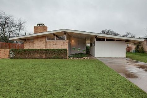 Back in the day, actual house plans were widely promoted in the nation’s largest shelter magazines. Today: A time capsule house for sale that was.. Atomic Ranch House, Time Capsule House, Mid Century Modern Ranch, Mid Century Modern House Plans, Capsule House, Mid Century Modern Exterior, Midcentury Architecture, Mid Century Exterior, Mid Century Ranch