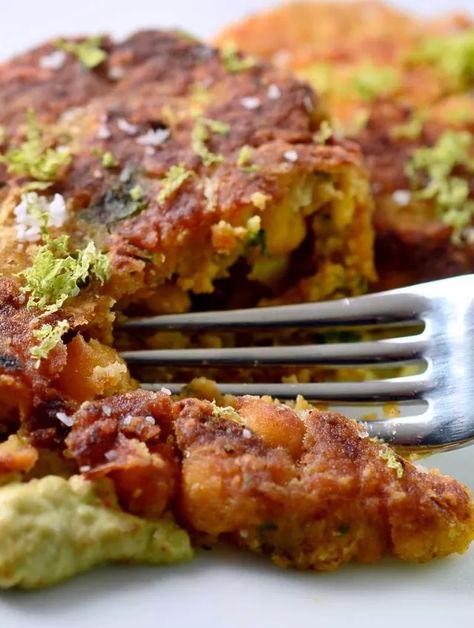 Chickpea Cake, Dry Cakes, Chickpea Cakes, Cream Dip, Diy Easy Recipes, Avocado Cream, Chick Pea, Chipotle Sauce, Chickpea Recipes