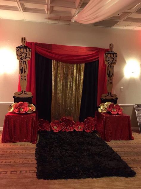 Hollywood Quince Theme, Hollywood Quince, Old Hollywood Prom Theme Decoration, Hollywood Quinceanera Theme, Hollywood Theme Quinceanera Red Carpet Party, Red Carpet Centerpieces Hollywood Theme, Prom Theme Old Hollywood, Red Carpet Background Hollywood Theme, Hollywood Decorations