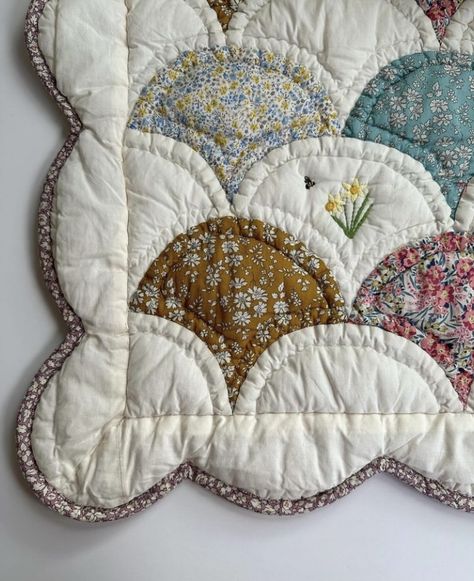 Intricate Quilt Patterns, Quilt Patterns Vintage, Vintage Floral Quilt, Quilts With Embroidery, Quilt Color Ideas, Quilt Aesthetic, Vintage Baby Quilt, Pretty Quilts, Embroidery Quilt