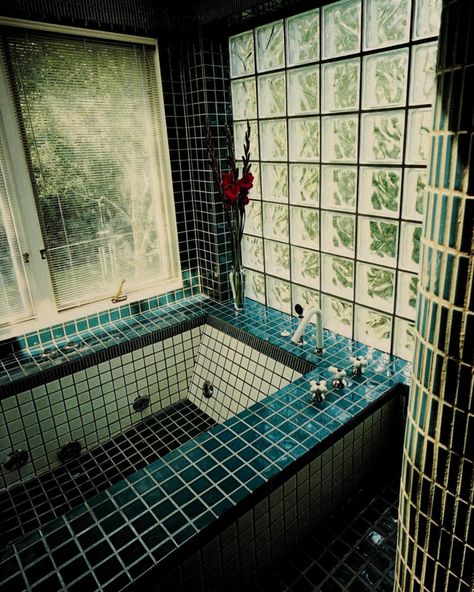 Eighties Modern 📠 | Glass blocks 🧊🤤 From the book Architectural Detailing in Residential Interiors by Wendy W. Staebler, 1990. #80s #1980s… | Instagram Tiled Bathtub, 80s Modern, 90s Interior, Architectural Detailing, 80s Interior, Bathtub Tile, Interior Tiles, Retro Bathrooms, Vintage Interior Design