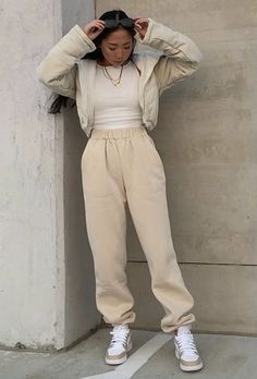 Styling Tan Sweatpants, Beige Sweat Suit Outfit, Tan Sweat Suit Outfit, What To Wear With Beige Sweatpants, Cream Color Sweatpants Outfit, Outfits With Joggers Women Winter, Ivory Sweatpants Outfit, Neutral Sweatpants Outfit, Cream Sweat Pants Outfits