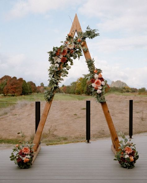 Triangle Backdrop, Wedding Decoration Boho, Diy Wedding Backdrop, Country Theme Wedding, Flower Wall Backdrop, Oklahoma Wedding, Wooden Structure, Neutral Wedding, Diy Backdrop