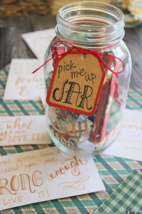 pick-me-up-jar http://jamiecooksitup.net/2016/09/pick-me-up-jars-printable-list-of-50-positive-quotes-and-scriptures/ Blessings Jar, Mason Jar Gifts Diy, Gratitude Jar, Happy Jar, Gag Gifts Christmas, Mason Jar Gifts, Cadeau Diy, Jar Labels, Teacher Christmas Gifts