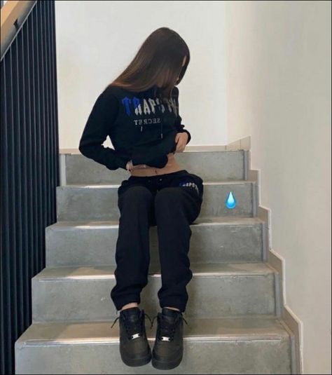 Trapstar Aesthetic, Drip Poses, Drill Girl, Drill Aesthetic, Drill Outfit Girl, Trapstar Girl, Tech Tuta Nike, Maranza Girl, Girls Nike Tech Fleece Drip