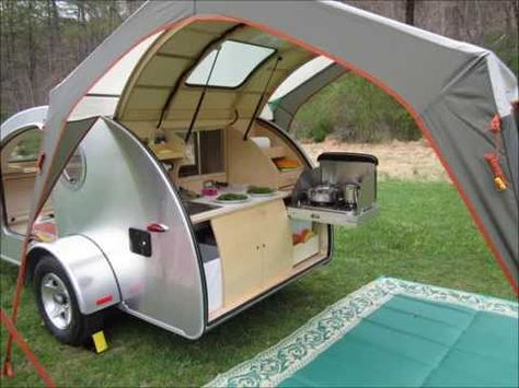 Love this setup with the canopy over the kitchen. #lifegoals Teardrop Trailer Plans, Teardrop Camper Plans, Teardrop Caravan, Small Camper Trailers, Teardrop Camping, Kombi Motorhome, Teardrop Camper Trailer, Tiny Trailers, Kombi Home