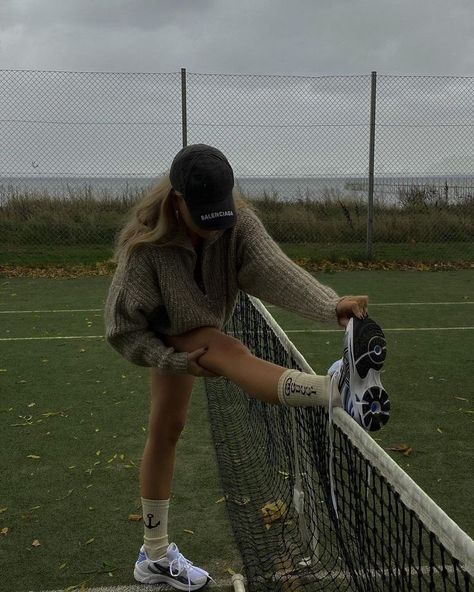 aly ☾ on Twitter: "tennis workout… " Tennis Girl Aesthetic, Mode Tennis, Josefine H J, Tennis Aesthetic, Sporty Aesthetic, Skandinavian Fashion, Sports Aesthetic, Tennis Workout, Fitness Inspiration Body