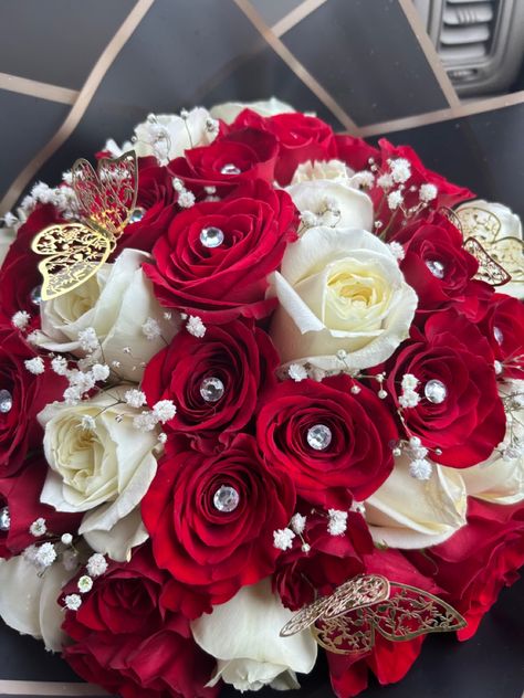 White and red roses with butterflies Ramo For Quince Red, Red And Gold Ramos For Quinceanera, Quince Flowers Red, Red And White Quince Bouquet, Bouquet For Quinceanera Red Roses, Ramo Natural Quinceanera Red, Red Roses Bouquet Quince, Red Quince Theme Makeup, Red And Gold Quince Ramo