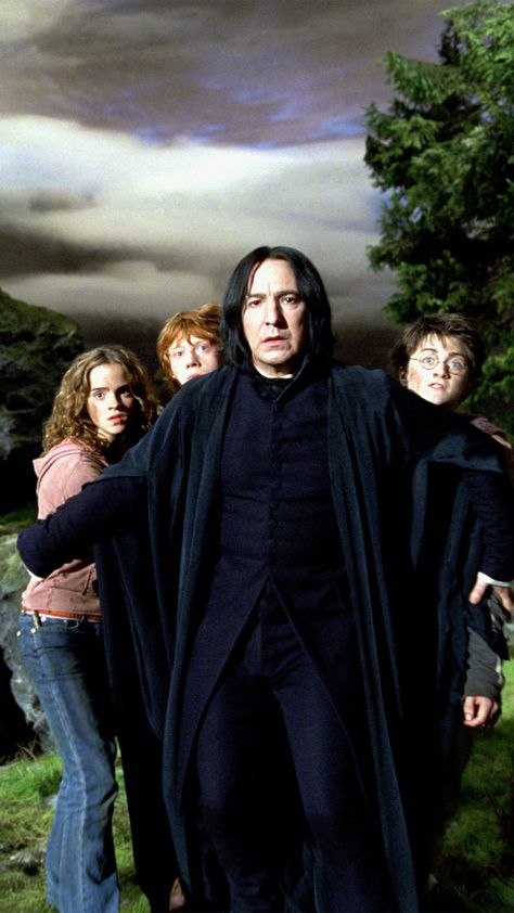 High quality official still of the cast from 2004 Fantasy / Adventure film Harry Potter and the Prisoner of Azkaban. Great to use as a phone wallpaper. Book And Coffee, Snape Harry Potter, Severus Rogue, Snape Harry, Professor Snape, Reservoir Dogs, The Prisoner Of Azkaban, Best Villains, Prisoner Of Azkaban