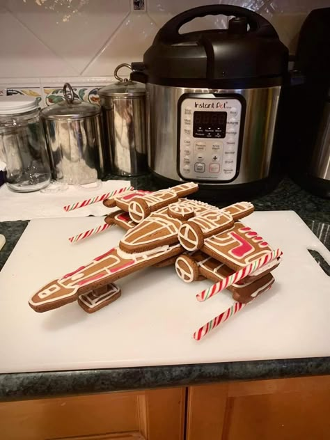 Star Wars Essen, Star Wars Gingerbread, Gingerbread Contest, Gingerbread House Competition, Star Wars Food, Game Awards, Gingerbread Party, Gingerbread Ideas, Gingerbread House Ideas