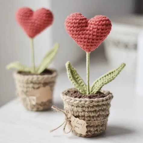 17 No-Sew Amigurumi Patterns (free and easy!)  - Little World of Whimsy Diy Crochet Flowers Tutorial, Diy Crochet Flowers, Diy Crochet Bag, Crochet Disney, Crochet Cactus, Easy Crochet Patterns Free, Valentines Crochet, Crochet Flower Tutorial, Crochet Heart