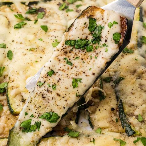 Cheesy Garlic Zucchini Steaks Zucchini Steaks, Garlic Zucchini, Grilling Recipes Pork, Grilled Chicken Recipes Easy, Grilled Beef Recipes, Smashed Potatoes Recipe, Grilled Seafood Recipes, Blackstone Recipes, Crispy Smashed Potatoes