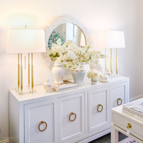 Decor Gold Designs, Modern Home Office Decor Ideas, Gold Coastal Decor, Scales Decor Ideas, White And Gold Office Ideas, White And Gold Interior Design, White And Gold, Eclectic Chic Decor, Simple Elegant Home Decor