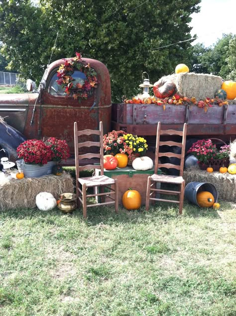 Fall decor, antique truck at carnival with pumpkins. Pumpkin Patch Decoration, Fall Photo Booth, Outside Fall Decorations, Tractor Decor, Pumpkin Patch Farm, Fall Yard Decor, Mini Portrait, Fall Minis, Fall Harvest Party