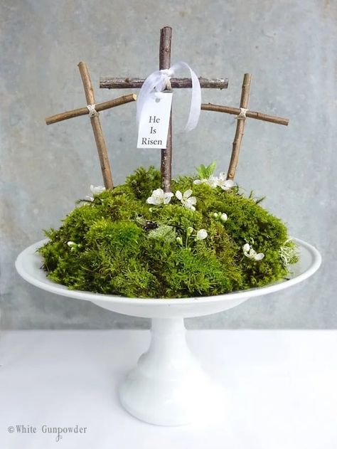 Resurrection Garden, Easter Table Centerpieces, Church Easter Decorations, Resurrection Day, Easter Garden, Wooden Crosses, Easter Tablescapes, Spring Easter Crafts, Easter Religious