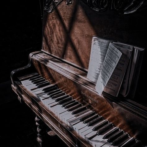 Music Aesthetic Piano, Aesthetic Piano, Old Piano, Violet Aesthetic, Old Pianos, Old Music, Dark Academia Aesthetic, Music Aesthetic, Academia Aesthetic