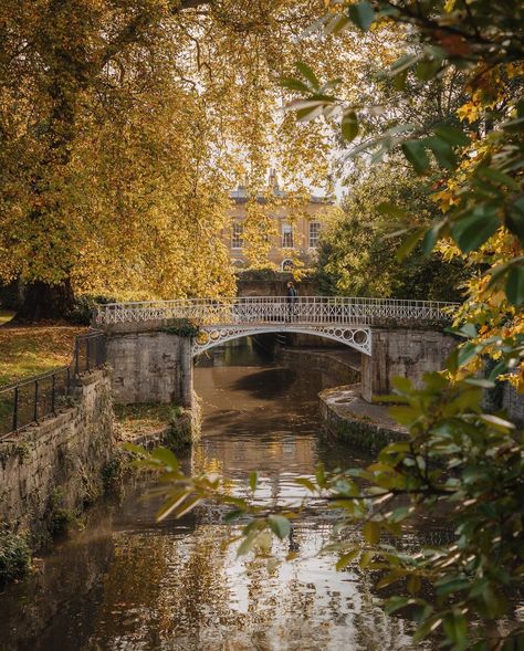 Autumn is one of the most beautiful times to visit Bath 🍂 I miss it dearly Have you visited this lovely place? I might be biased but I think it’s the most beautiful city in the UK ✨ P.s. Bridgerton fans, you might recognise it! #uktravel #bathengland #bathcity #igersbath #visitengland #englandtravel #uktravelblogger #visitbath Autumn In England, England Autumn, Bath Abbey, Visit Bath, Alexandra Park, Cotswolds England, Castle Combe, Classic Photography, Favourite Season