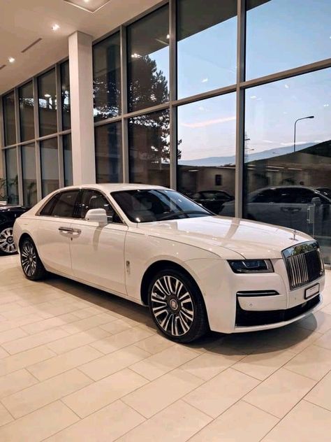 Rolls Royce Phantom White, Rolls Royce Suv, Rolls Royce Ghost Black, Phantom Car, White Rolls Royce, Rolls Royce Wallpaper, Luxury Cars Rolls Royce, Rolls Royce Cullinan, Rolls Royce Wraith