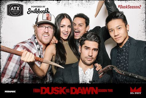 Jake Busey, Eiza Gonzalez, Jesse Garcia, Brandon Soo Hoo e DJ Cotrona | por fdtdbrasil Brandon Soo Hoo, Dj Cotrona, Jake Busey, Eiza Gonzalez, Dusk Till Dawn, Dusk To Dawn, Vintage Film, Behind The Scenes, Dj