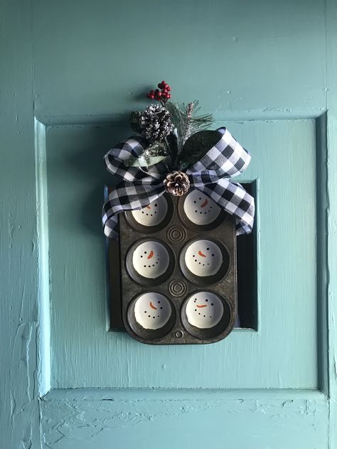 Diy Muffin Pan Decor, Old Cupcake Pan Crafts, Muffin Tin Crafts, Snowman Ideas, Cupcake Crafts, Tin Crafts, Paint Pallet, Snowman Crafts Diy, Selling Crafts