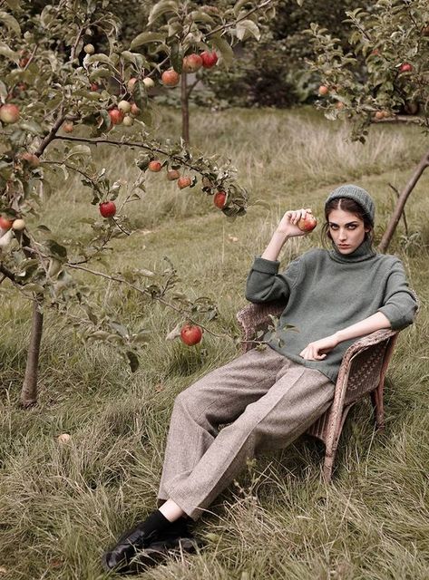 Nam June Paik, Mode Editorials, Cooler Style, English Fashion, Nature Photoshoot, Photographie Portrait Inspiration, Cabbages, Fashion Photography Inspiration, Fall Photoshoot