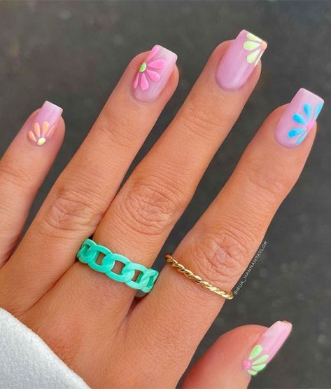 35. Colourful Flower Square Nails With summer just around the corner, now is the perfect time to hop on colourful nail art trends for... Colourful Nail, Unghie Sfumate, Spring Acrylic Nails, Manicure Gel, Short Square Nails, Summery Nails, Her Nails, Cute Gel Nails, Acrylic Nails Coffin Short