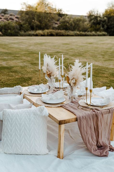 Baby Shower Dinner Party, Bridal Picnic, Boho Bachelorette Party, Dinner Party Birthday, Romantic Dinner Decoration, Luxury Picnics, Night Picnic, Picnic Inspiration, Picnic Style