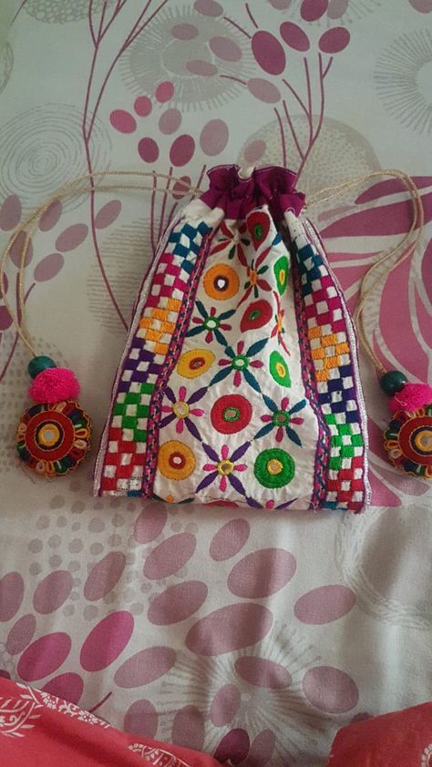 Batva Bags Hand Work, Kathiawar Embroidery, Hand Work Purse, Kutch Work Designs, Cushion Embroidery, Simple Hand Embroidery Patterns, Potli Bag, Popular Logos, Kutch Work