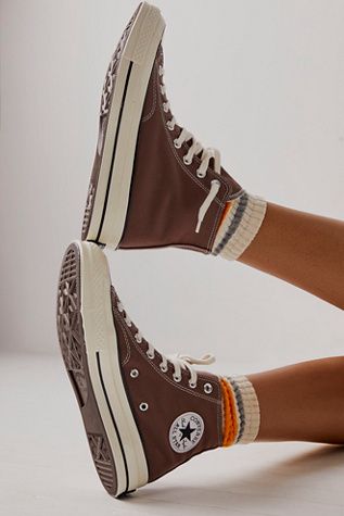 Cute Shoes For Women Boots, Cute Outfits With Brown Converse, Women Brown Shoes, Goblincore Converse, 90s Converse Outfit, Cute High Tops, Earthy Sneakers, Brown Hightop Converse, Hi Top Converse Outfit