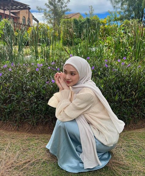 Hijab Pose Idea, Pose Ideas Hijab, Hijabi Photo Ideas, Hijabi Poses, Hijabi Aesthetic Outfits, Hijab Poses, Poses Hijab, Outfit Ideas Hijab, Ootd Poses