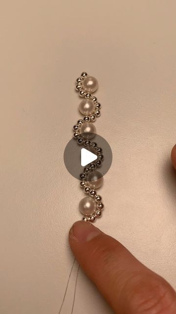 School Aestethic, Pearl Bracelet Tutorial, Rice Bead Bracelet, Seed Bead Bracelets Tutorials, Beautiful Beaded Necklaces, Making Bracelets With Beads, Pearl Jewelry Design, Beaded Bracelets Tutorial, Rice Bead