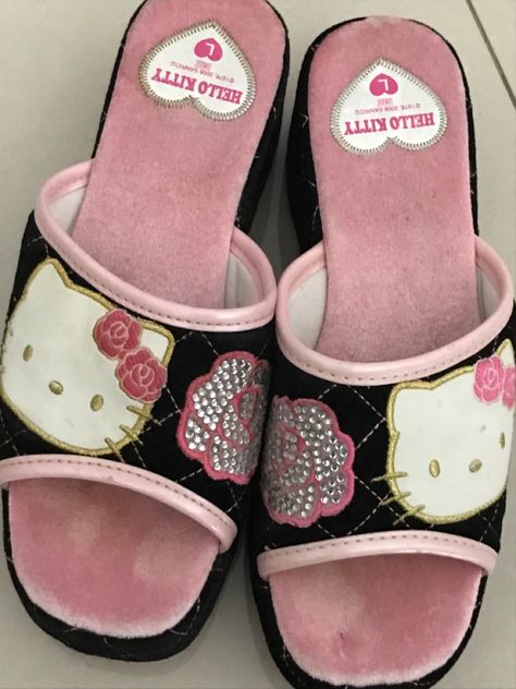 Hello Kitty Shoes, Kitty Clothes, Gyaru Fashion, Funky Shoes, Punk Vintage, 2000s Fashion Outfits, Pink Girly Things, Girly Accessories, Girly Shoes