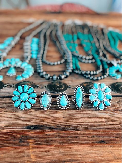 Amazing turquoise rings, necklaces and earrings to dress up your outfit. So cute for a western, boho style or look. Turquoise accesories are a great way to dress up your outfit. Haircuts For An Oval Face, Haircuts Chin Length, Hairstyles Oval Face, Victorian Hair Jewelry, Western Fashion Jewelry, Southern Jewelry, Rodeo Jewelry, Cowgirl Accessories, Oval Face Haircuts