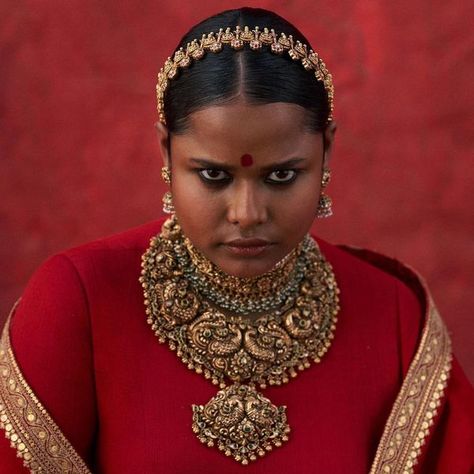 20+ Sabyasachi Jewellery Pieces That Blew Our Minds! Sabyasachi Lehenga Cost, Sabyasachi Collection, Sabyasachi Bridal, Sabyasachi Mukherjee, Sabyasachi Bride, Sabyasachi Lehenga, Sabyasachi Jewellery, Heritage Jewellery, Layered Fashion