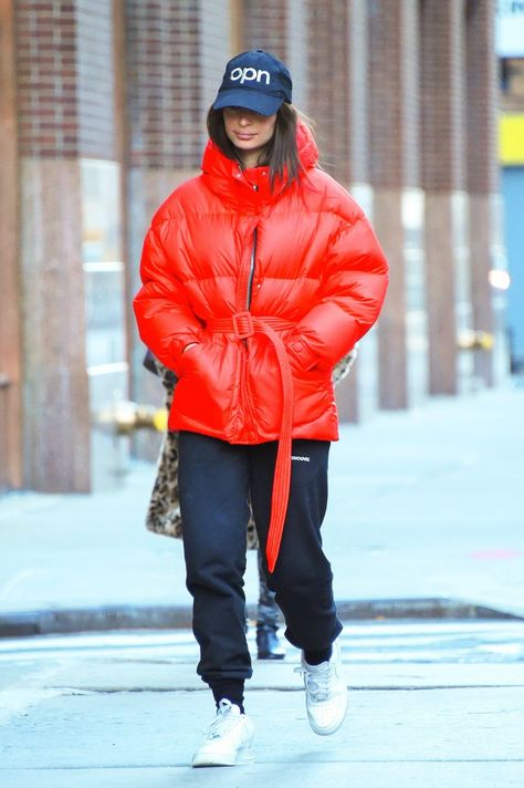 London Fall Fashion, Emily Ratajkowski Style, Sporty Street Style, Red Puffer Jacket, Famous Fashion, January 20, Star Style, Emily Ratajkowski, Celebrity Street Style