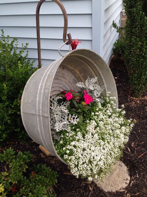 Upcycle of a #10 washtub Yard Project, Metal Bucket, Garden Containers, Garden Yard Ideas, Rustic Garden Decor, Garden Cottage, Decor Minimalist, Country Gardening, Rustic Gardens