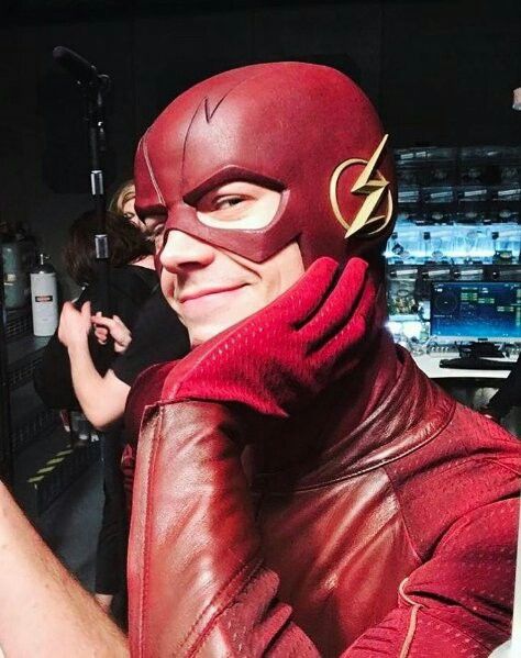 Grant Gustin on the flash set Berry Allen, Film Romance, Flash Funny, Flash Costume, Flash Comics, Flash Barry Allen, The Flash Grant Gustin, Dc Tv Shows, Flash Tv Series