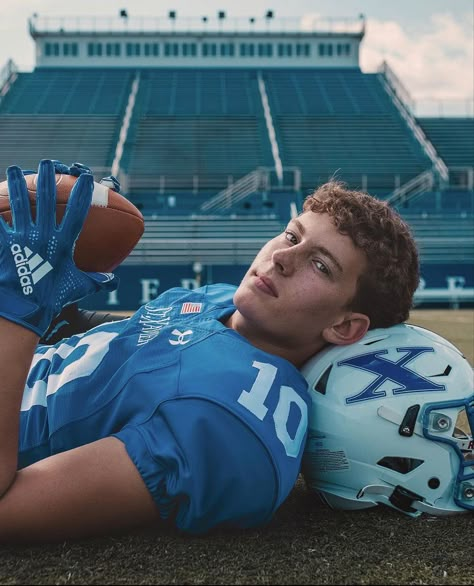 Football Senior Photos, Football Marketing, Football Studs, Football Senior Pictures, Senior Photos Boys, Senior Photoshoot Poses, Football Poses, Football Players Photos, Senior Boy Photography