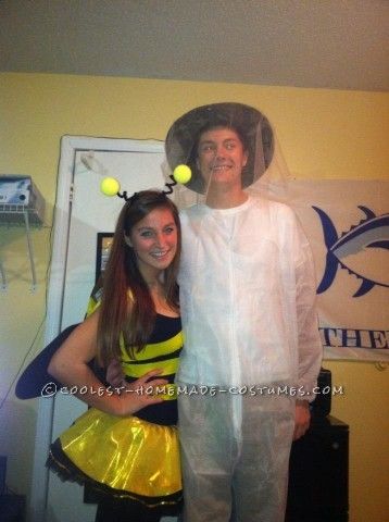 Original Last-Minute Couple Costume: Bee Keeper and Bee! Bee Keeper Costume, Bumble Bee Costumes, Bee Costumes, Last Minute Couples Costumes, College Costumes, Bumble Bee Costume, Homemade Costume, Couple Costume, Bee Costume