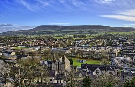 Clitheroe looking towards Pendle Hill in Ribble Valley Pendle Hill, Scottish Independence, British Prime Ministers, Summer Festivals, On Top Of The World, Happy Valley, Central London, Top Of The World, Food Festival