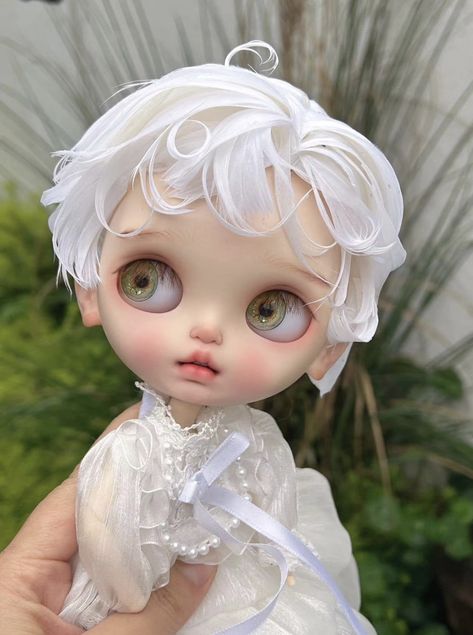 Feather Wig, Hair Color White, Blythe Pattern, Doll Plushies, Thermal Expansion, Doll Wig, Fantasy Doll, Doll Wigs, Art Dolls Handmade