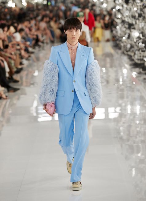 High Fashion Men Outfits, Mens Couture, Mode Queer, Gucci Aria, Gucci Menswear, Met Gala Outfits, Gender Fluid Fashion, High Fashion Runway, High Fashion Men