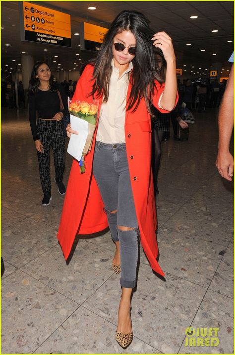 Selena Gomez Hits The Louis Vuitton Gala For London Fashion Week | selena gomez lv lfw show heathrow arrival 09 - Photo Selena Gomez Fashion, Selena Gomez Street Style, Selena Selena, Selena Gomez Outfits, Orange Coat, Selena Gomez Style, Mode Casual, Looks Street Style, Cooler Look