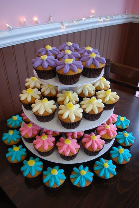 Groovy Cupcakes, Birthday Cupcake Ideas, Flower Party Themes, Hippie Birthday Party, Daisy Cupcakes, Two Groovy, Groovy Birthday, Hippie Birthday, Birthday Party Treats