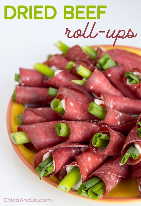 Dried Beef Recipes, Cucumber Bites Appetizers, Beef Roll Ups, Beef Appetizers, Cream Cheese Roll Up, Onion Rolls, Dried Beef, Cream Cheese Rolls, Beef Roll