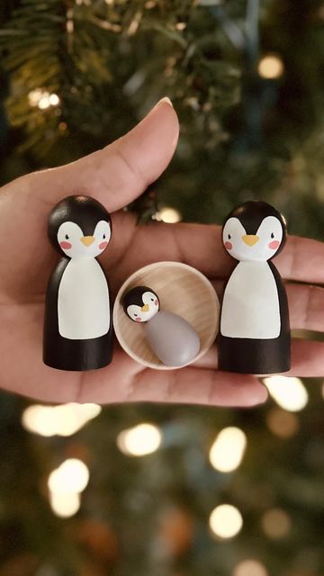 Dolly Pegs, Penguin Family, Wood Peg Dolls, Penguin Christmas, Handmade Wooden Toys, Peg People, Diy Gifts For Kids, Creation Couture, Christmas Penguin